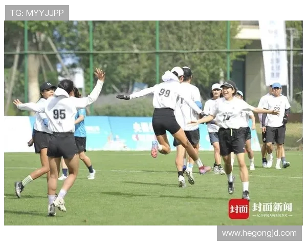 成都飞盘队如何通过包夹战术实现战术革新与团队协作提升